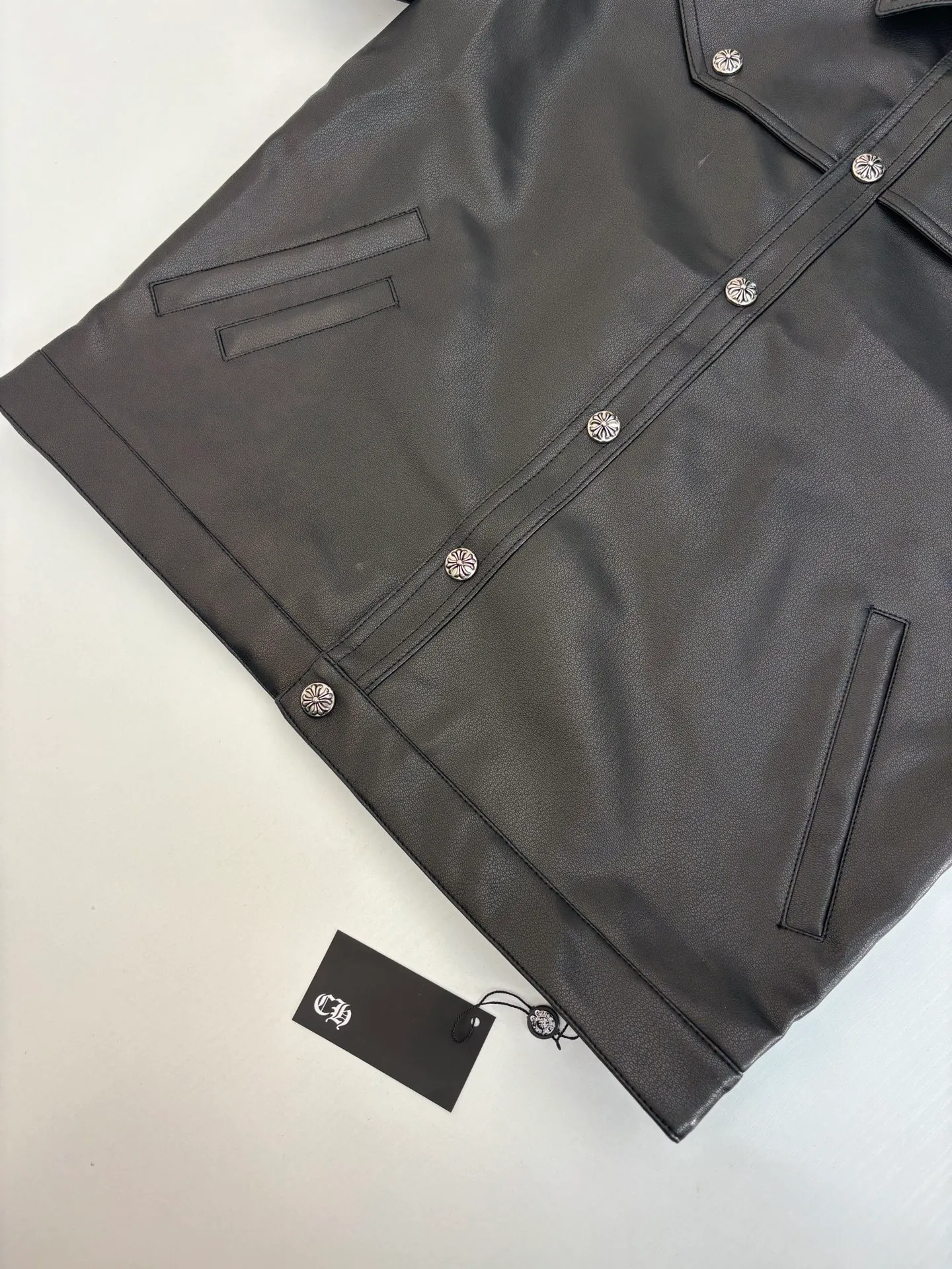 P850 Chrome Heart*/Chrome Heart 24SS CH double-sleeved flame vine embroidered leather jacket Originally purchased for 84,300, the fabric is custom-woven using black pebbled composite two-layer sheepskin material, custom-made silk jacquard logo lining, embroidery is processed using TAJIMA machine, appliqué embroidery technology, back imported template machine shape, customized genuine leather trademark, customized genuine leather size, customized 5.8cm metal logo mark, customized 18mm four-button buckle, customized 18mm two-button button, a full set of three-label accessories, exclusively produced.  Size：S/M/L